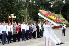 Honra máxima legisladora vietnamita a mártires de guerras patrióticas