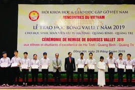 Profesor francés de origen vietnamita entrega becas a estudiantes sobresalientes