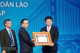 Honrado banco joint venture Laos-Vietnam por sus aportes a relaciones bilaterales 