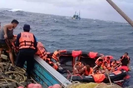 Mueren al menos dos personas tras naufragio en Indonesia