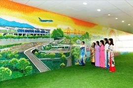 Pintura de cerámica gigantesca embellece aeropuerto de Noi Bai en Hanoi