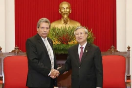 El miembro del Buró Político y permanente del Secretariado del Partido Comunista de Vietnam, Tran Quoc Vuong, recibe a Víctor Gaute López, miembro del Secretariado del Comité Central del Partido Comunista de Cuba y jefe de su Departamento Ideológico