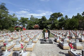 Rinden homenaje jóvenes vietnamitas residentes en el exterior a mártires de su patria