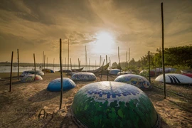 Despierta atención de turistas en Vietnam novedosa exhibición de barcas circulares 