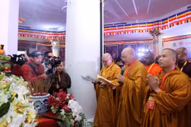Asisten delegados internacionales al Dia de Vesak en Vietnam a acto de oración por la paz 
