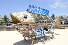 Crean contenedor con forma de pez para limpiar de basura plástica playa vietnamita 