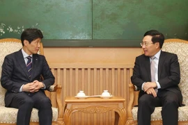 El viceprimer ministro de Vietnam Vuong Dinh Hue y el vicepresidente de Sudáfrica David Mabuza 