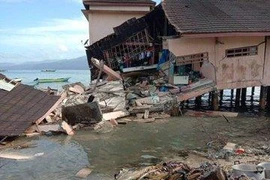 Mueren seis personas tras terremoto en Indonesia