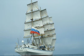 Llevan a tierra firme de Vietnam dos marineras rusas que tienen problemas de salud 