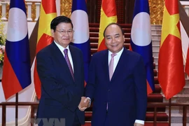 Premier de Laos llega a Vietnam para Reunión 41 del Comité Intergubernamental 