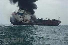 Al menos un muerto y dos desaparecidos al arder un barco petrolero vietnamita en Hongkong