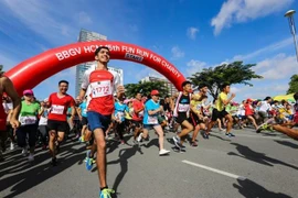 Recaudan empresarios británicos en Vietnam fondo caritativo a través de maratón 