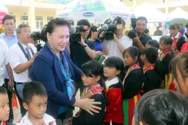 Entrega máxima legisladora vietnamita escuelas a miembros de minoría étnica 