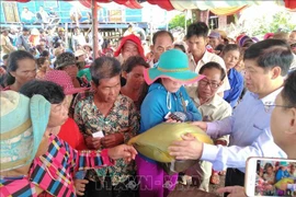 Reciben ayuda humanitaria camboyanos de origen vietnamita en la provincia de Kampong Chhnang