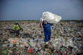 Aplica Indonesia doble solución para residuos plásticos y atasco