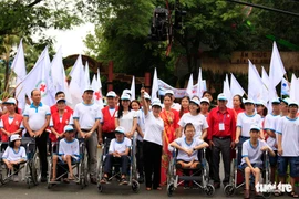 Cinco mil personas participan en una caminata en apoyo a víctimas de dioxina 
