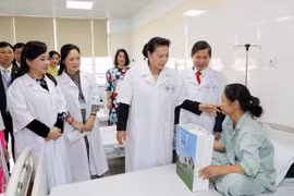 Presidenta parlamentaria de Vietnam resalta el desarrollo de medicina tradicional