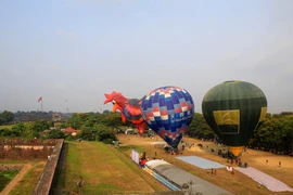 Gozan turistas de oportunidad de contemplar ciudad de Hue desde globos 