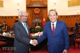 El viceprimer ministro permanente de Vietnam, Truong Hoa Binh (D), y el coordinador residente de la ONU en el país, Kamal Malhotra (I)