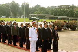  Delegación de Frente de la Patria de Vietnam rinde tributo al Presidente Ho Chi Minh 