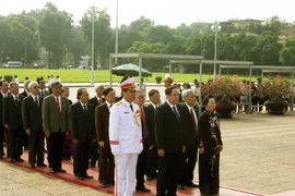  Delegación de Frente de la Patria de Vietnam rinde tributo al Presidente Ho Chi Minh 