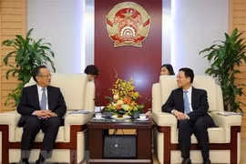 El subjefe de la Comisión de Propaganda y Educación del Partido Comunista de Vietnam y ministro de Información y Comunicaciones, Nguyen Manh Hung, recibe al vicepresidente de Xinhua, Zhang Sutang