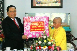 Dirigentes vietnamitas felicitan a monjes y seguidores budistas por cumpleaños de Buda
