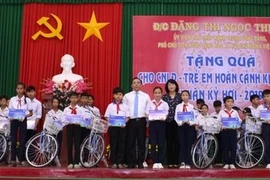 Vicepresidenta de Vietnam entrega regalos a personas de pocos recursos en ocasión del Tet