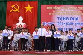 Vicepresidenta de Vietnam entrega regalos a personas de pocos recursos en ocasión del Tet