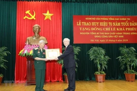 Exdirigente partidista de Vietnam recibe insignia por 70 años de militancia en Partido