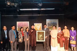 Presentan obras pictóricas de Vietnam en la India 