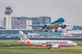 Ajustan aerolíneas vietnamitas horarios de sus vuelos por tifón Mun
