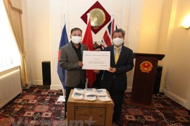 Entregan miles de mascarillas antibacterianas a vietnamitas residentes en el Reino Unido