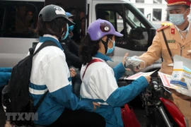 Ofrecerá Hanoi millones de mascarillas faciales gratuitas a estudiantes 