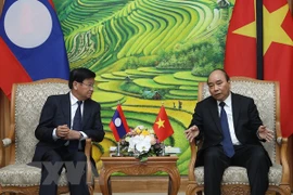 Primeros ministros de Vietnam y Laos discuten orientaciones estratégicas en desarrollo de nexos bilaterales