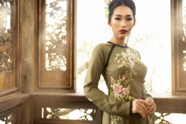 Honran belleza de Ao dai vietnamita en provincia de Quang Ninh