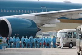 Vuelo de 37 horas trajo a vietnamitas de vuelta a casa desde Guinea Ecuatorial