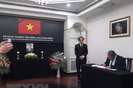 Rinden tributo póstumo a Le Kha Phieu en Brunéi, Bangladesh y Mozambique