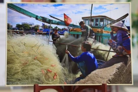Exposición sobre mares e islas vietnamitas capta atención de visitantes rusos