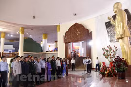Diplomáticos vietnamitas rinden tributo al extinto presidente laosiano Kaysone Phomvihane