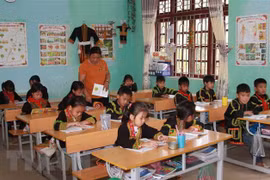 Dirigente vietnamita entrega regalos a escolares en áreas montañosas en Día Mundial del Niño