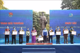 Honran a colectivos e individuos con premios nacionales de voluntariado