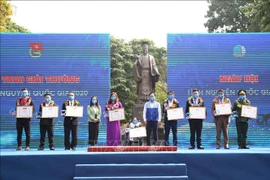 Honran a colectivos e individuos con premios nacionales de voluntariado