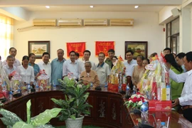Obsequia dirigente vietnamita regalos de Tet en provincia de Dong Nai