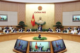 Premier de Vietnam orienta tareas para asegurar progreso socioeconómico ante impacto de COVID-19