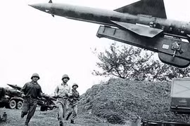 Exposición destaca valentía de la Fuerza de Defensa Aérea-antiaérea de Vietnam