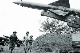 Exposición destaca valentía de la Fuerza de Defensa Aérea-antiaérea de Vietnam