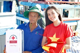 Entregan más de mil banderas nacionales a pescadores en la isla de Phu Quoc