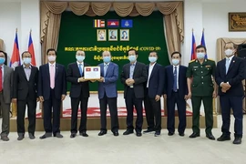 Vietnam dona equipos médicos a Camboya para lucha contra el COVID-19