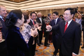 Reúne cuerpo diplomático acreditado en Vietnam con motivo del Tet
